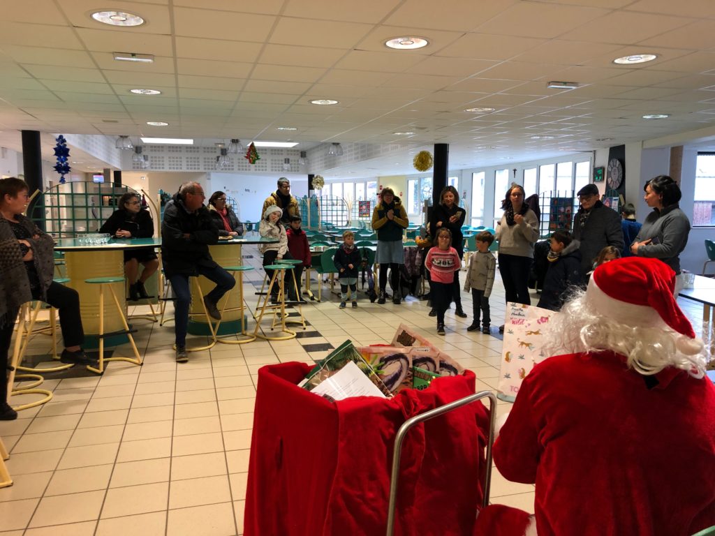 Les personnels et enseignants accompagnés de leurs enfants ont rencontré le Père Noël